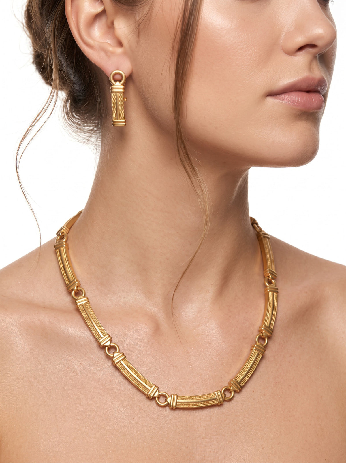 Model draagt de gouden staafjesset van Nana Boutique Jewellery
