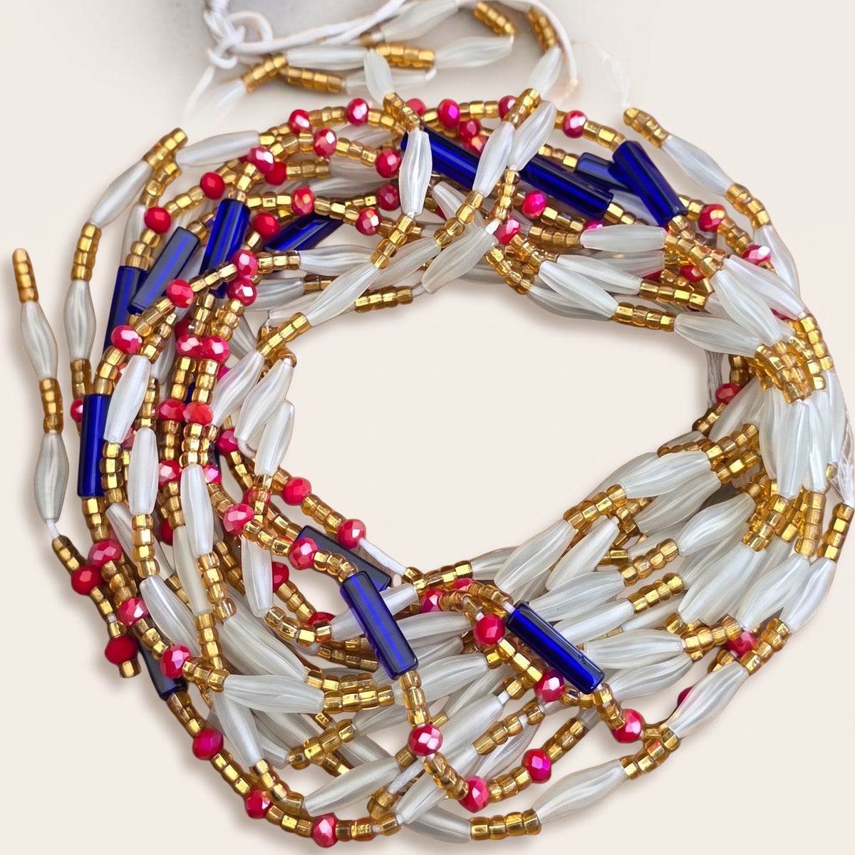 Parelwitte waistbeads met roze, blauwe en goudkleurige details