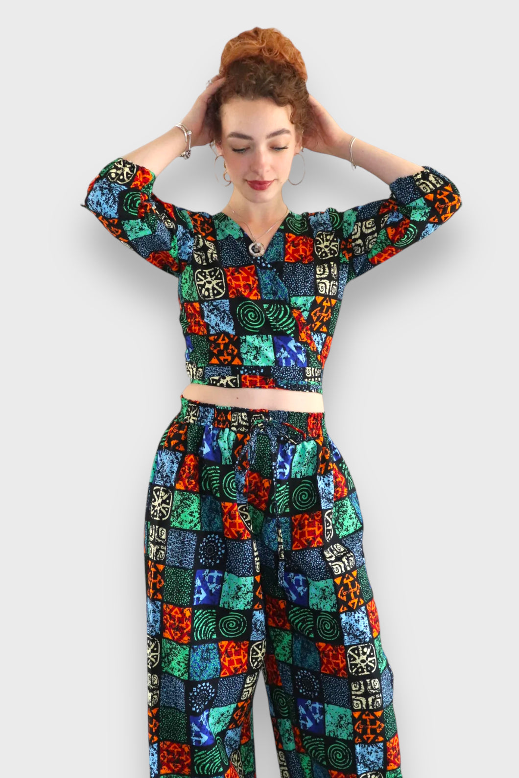 Tweedelige Set met Wrap Top en Baggy Broek in Kleurrijk Patchwork Design