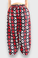 Cargar imagen en el visor de la galería, Baggy Broek – XOXO Print in Zwart, Rood en Wit
