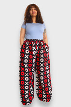 Cargar imagen en el visor de la galería, Baggy Broek – XOXO Print in Zwart, Rood en Wit
