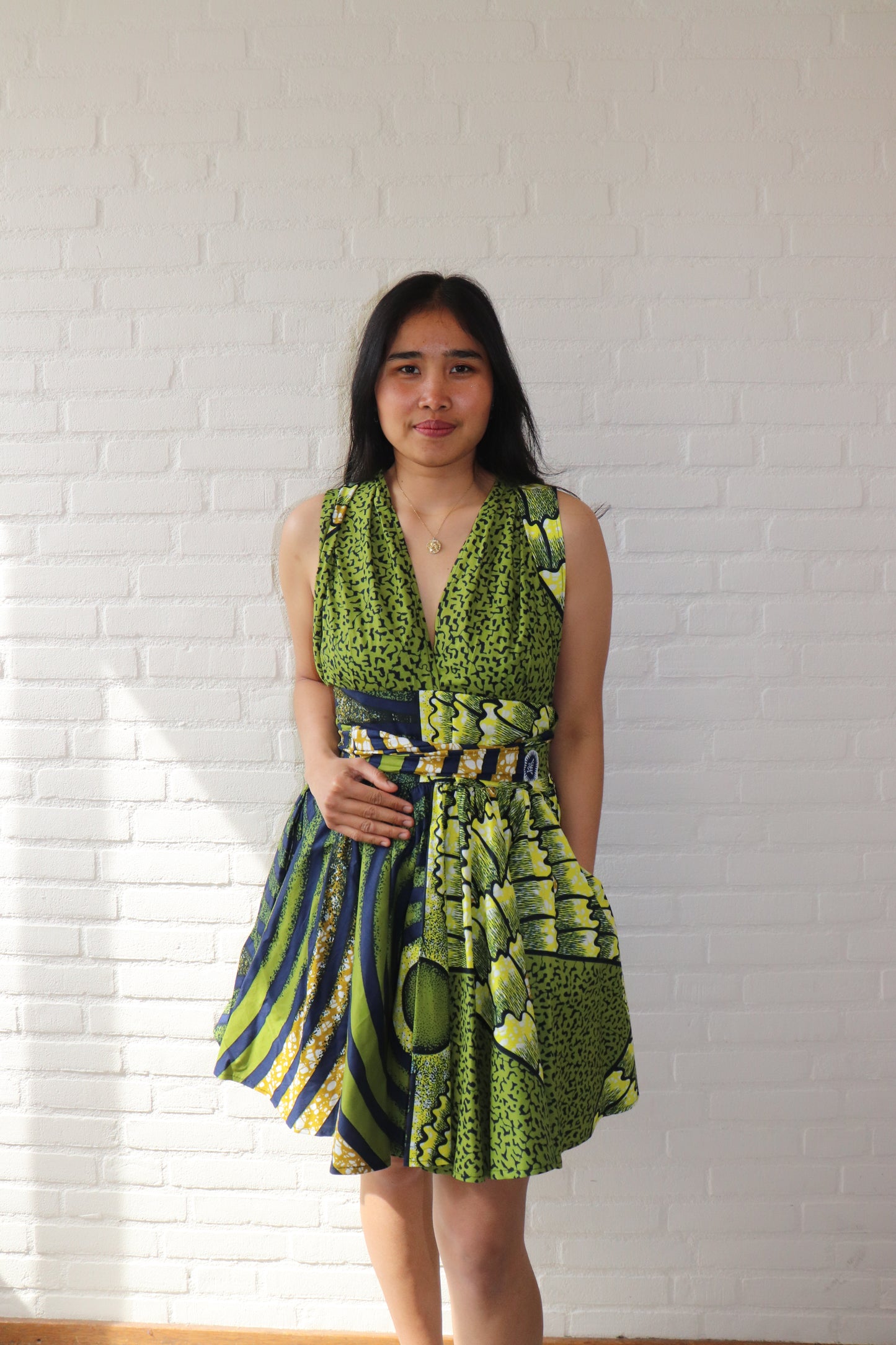 Mouwloze Wikkeljurk – Groen & Navy Print