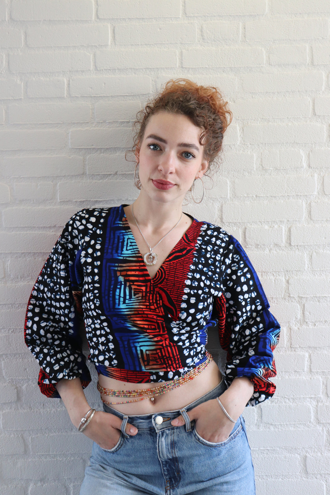 Wrap Top – Multicolor Rood/Blauw/Zwart met Witte Accenten
