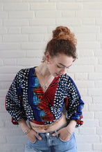 Afbeelding in Gallery-weergave laden, Wrap Top – Multicolor Rood/Blauw/Zwart met Witte Accenten
