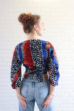 Afbeelding in Gallery-weergave laden, Wrap Top – Multicolor Rood/Blauw/Zwart met Witte Accenten
