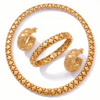Gouden sieradenset met geweven dessin, ketting, armband en oorbellen