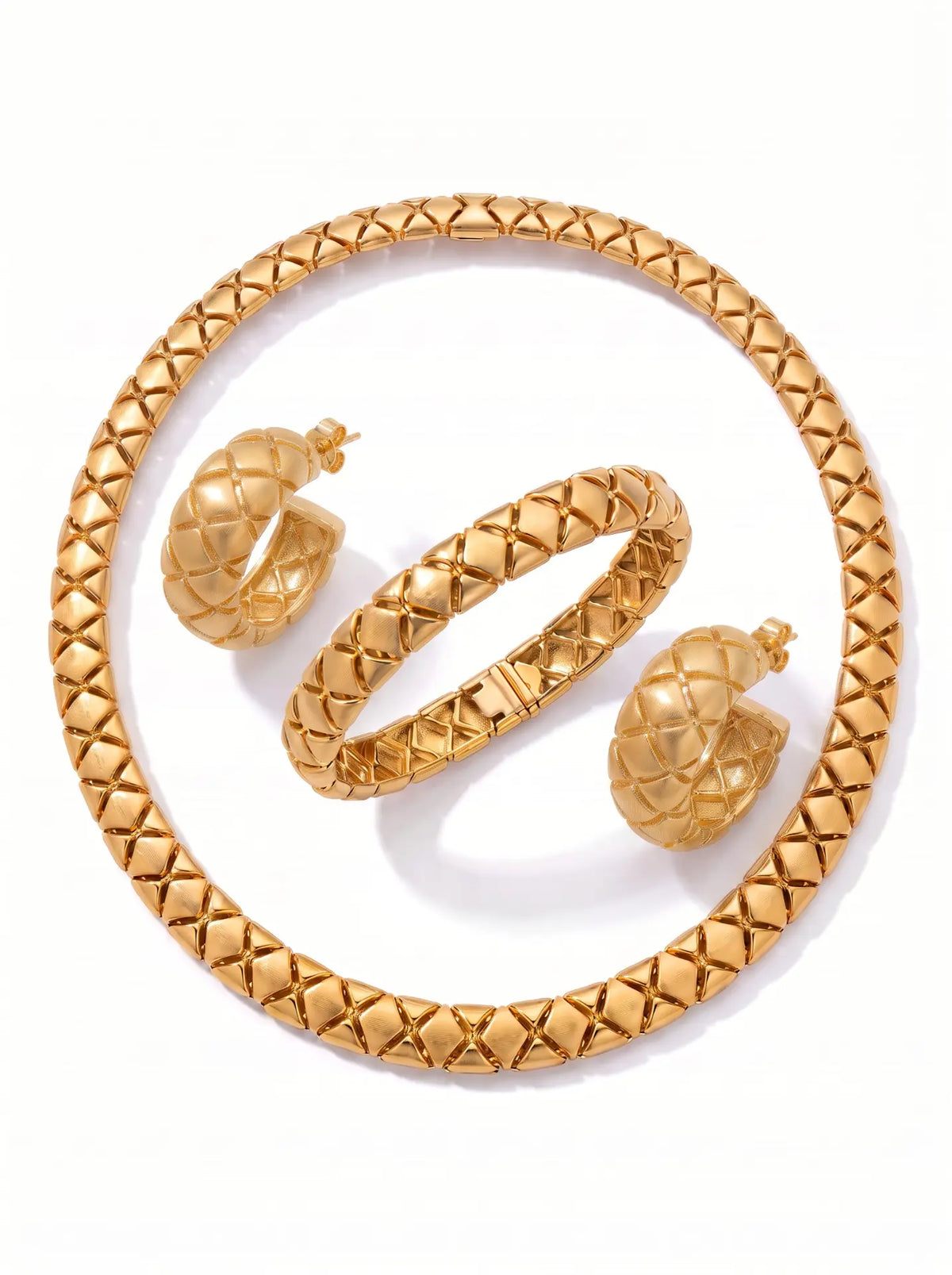 Gouden sieradenset met geweven dessin, ketting, armband en oorbellen
