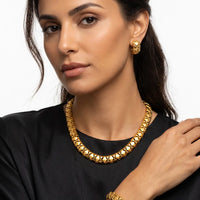 Model draagt de geweven gouden set van Nana Boutique Jewellery