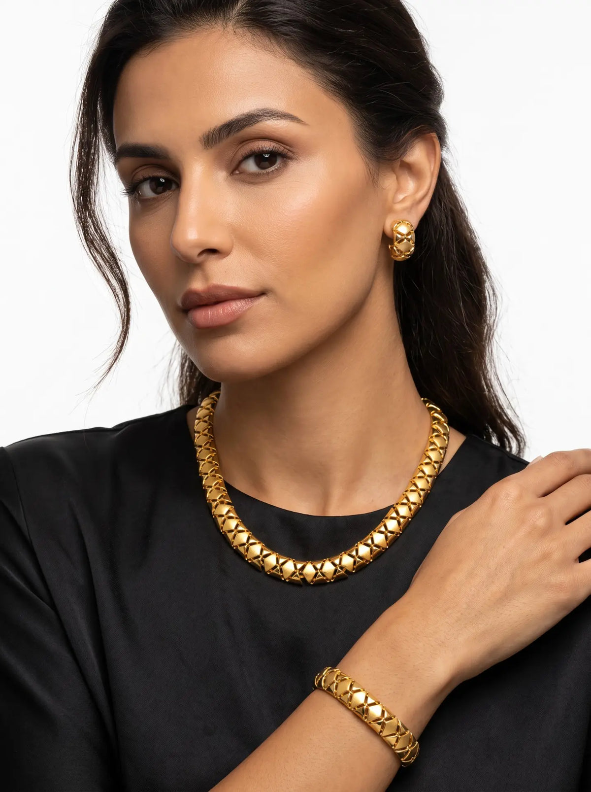 Model draagt de geweven gouden set van Nana Boutique Jewellery
