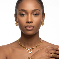 Model draagt de Gye Nyame sieradenset van Nana Boutique Jewellery