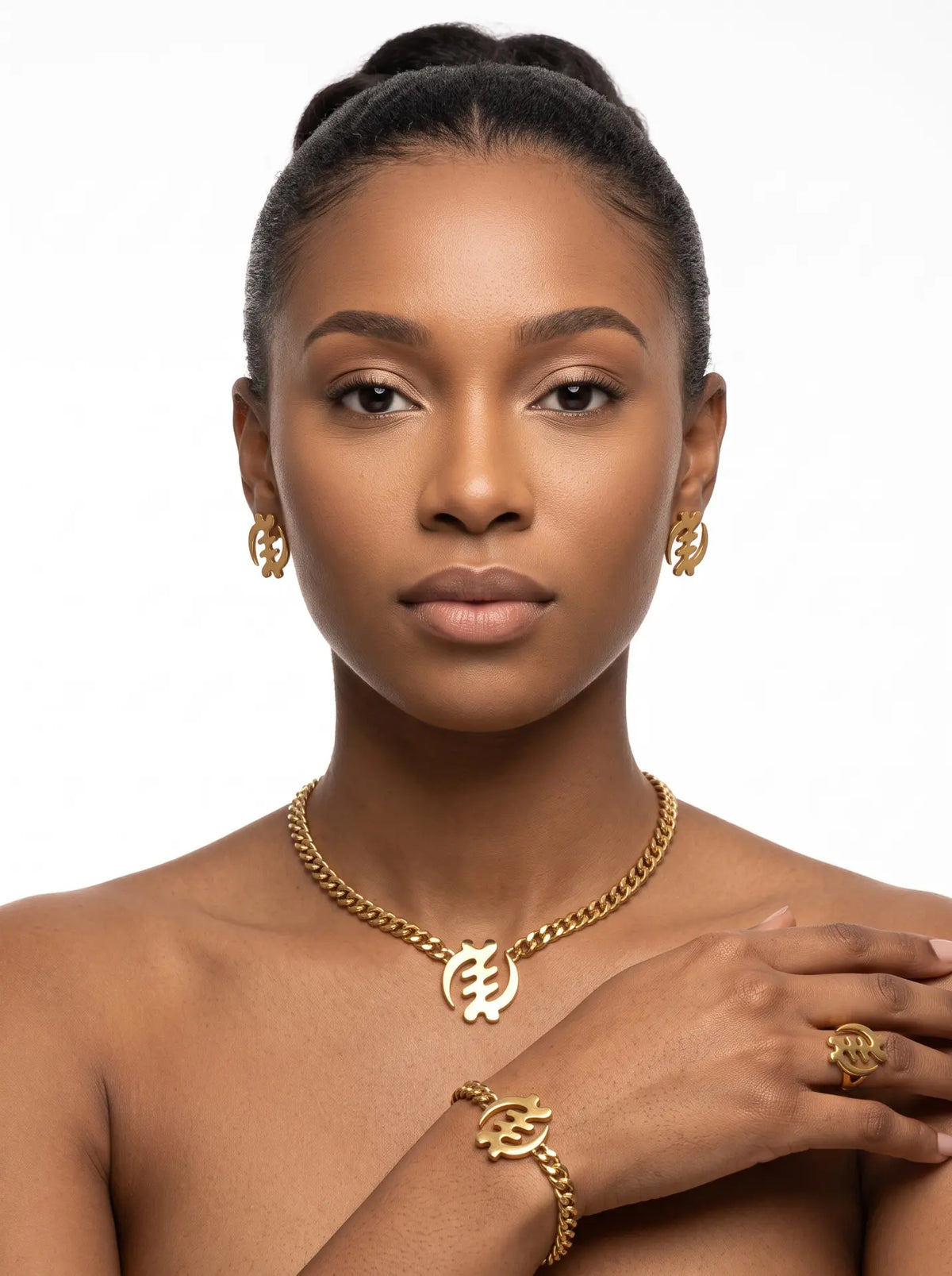 Model draagt de Gye Nyame sieradenset van Nana Boutique Jewellery