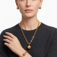 Model draagt de gouden bollenset van Nana Boutique Jewellery