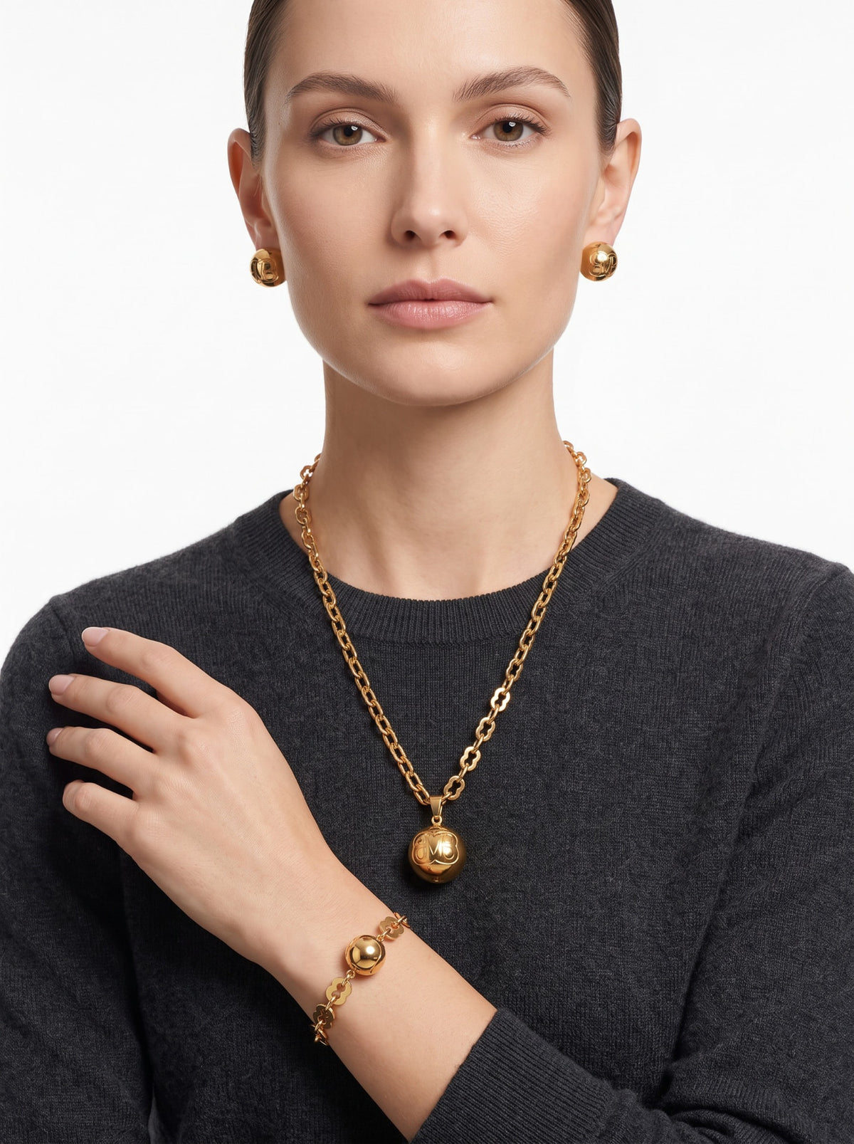 Model draagt de gouden bollenset van Nana Boutique Jewellery