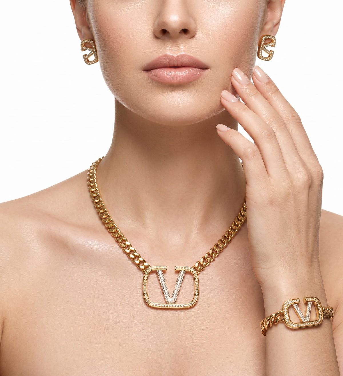 Model draagt de gouden V-logo set met kristallen van Nana Boutique Jewellery