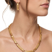 Model draagt de gouden staafjesset van Nana Boutique Jewellery