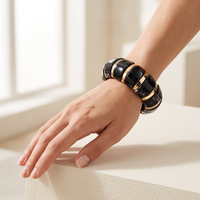Acryl armband gedragen