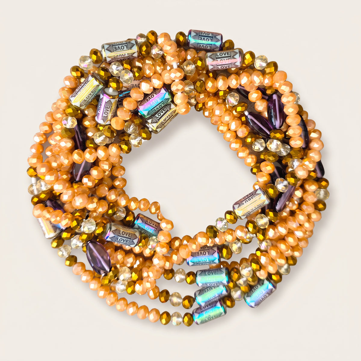 Perzikkleurige waistbeads met goudkleurige details en LOVE-kralen