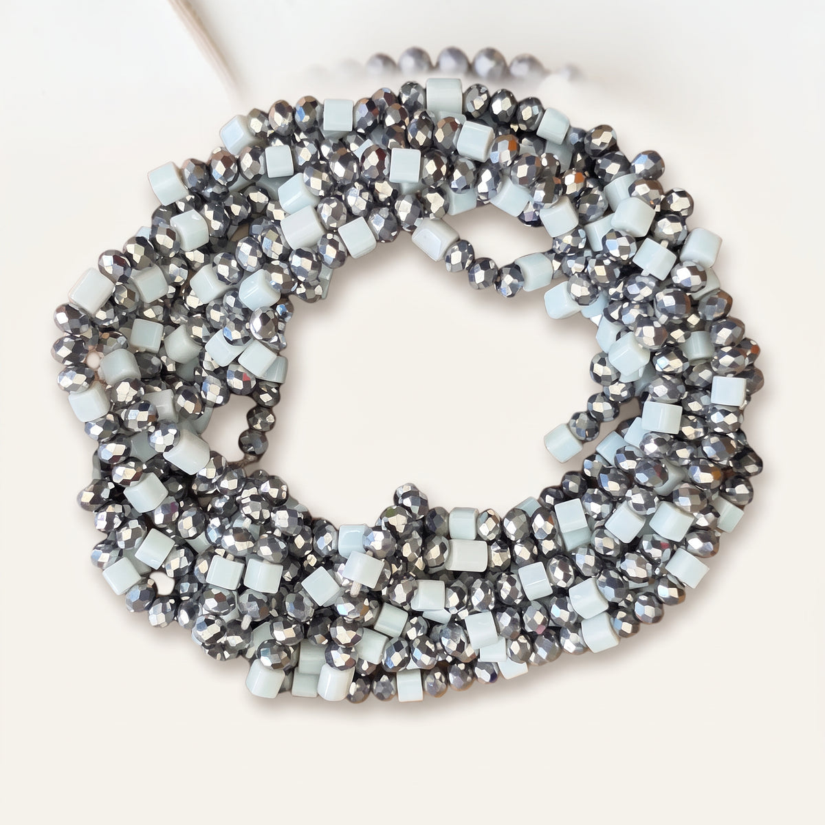 Zilverkleurige waistbeads met ijsblauwe vierkante kralen